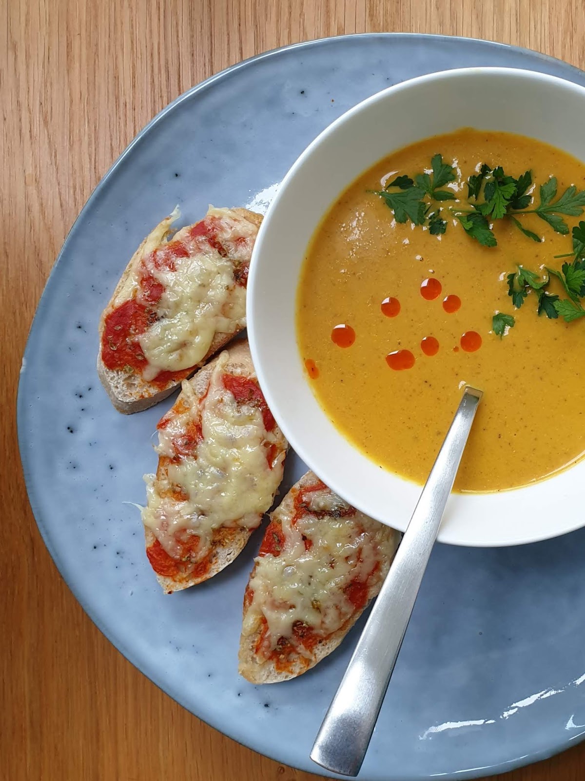 Eerst Koken Bloemkoolsoep met gele curry en kokosmelk, en pizzasneetjes