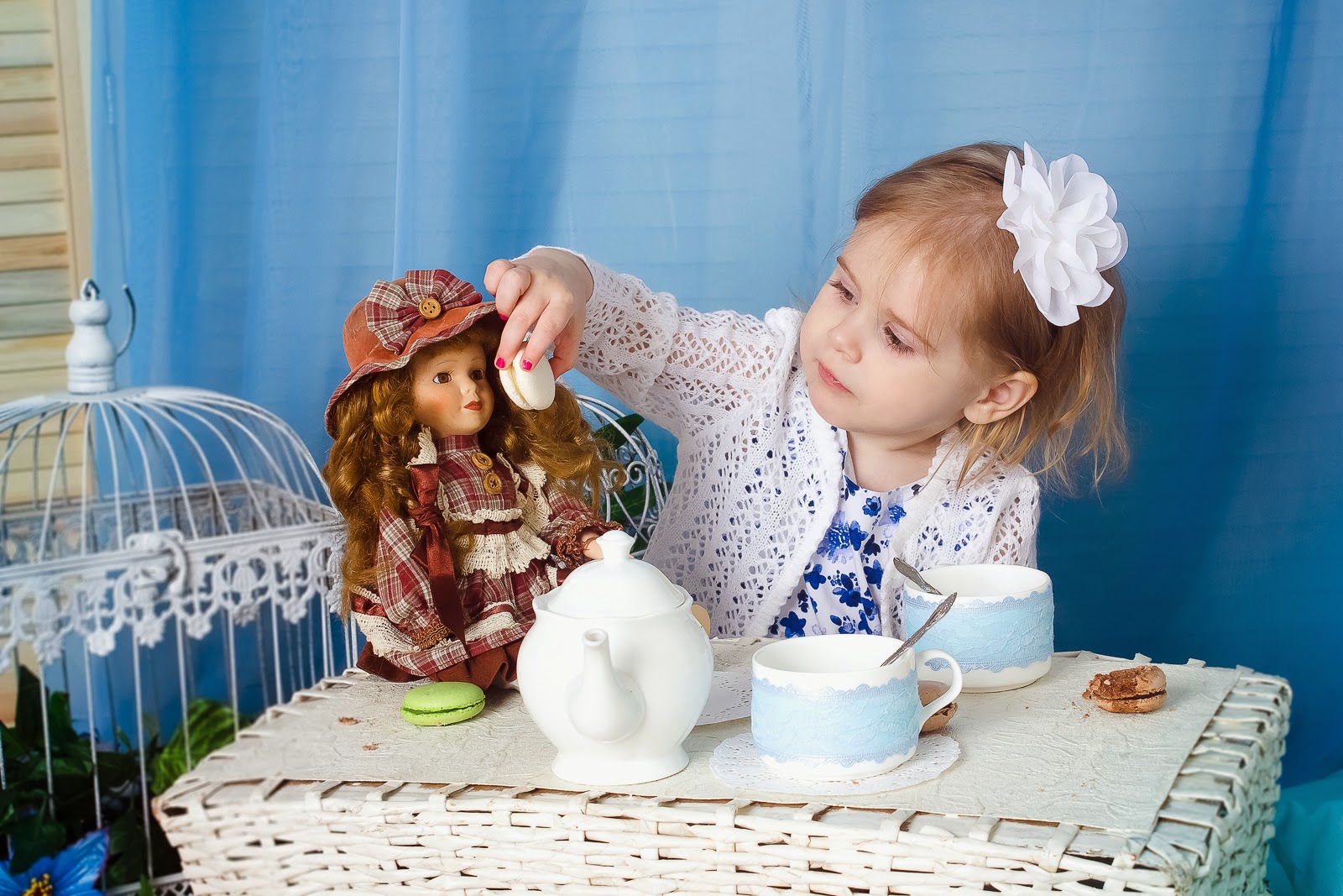 Картинка девочка с куклой. Чаепитие с куклами. Куклы для девочек. Куклы пьют чай. Чаепитие для детей.