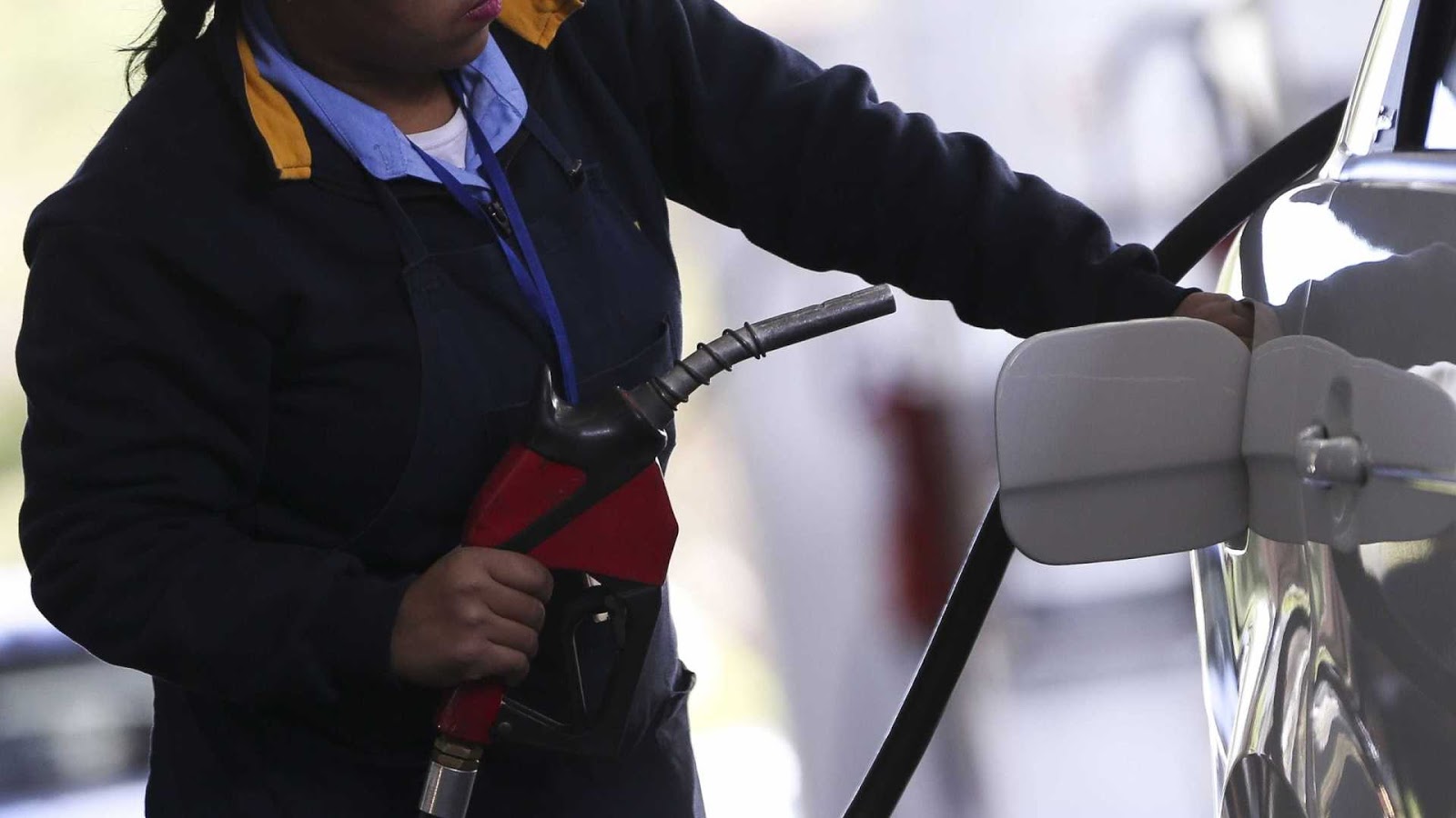 Governo volta a falar em medidas para conter alta da gasolina