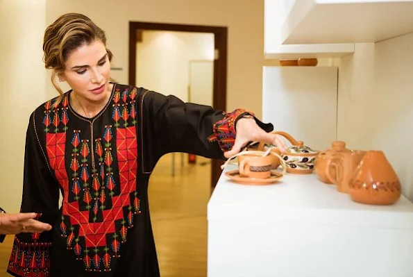 Queen Rania visited the governorate of Ma’an and met with a group of women activists and community leaders