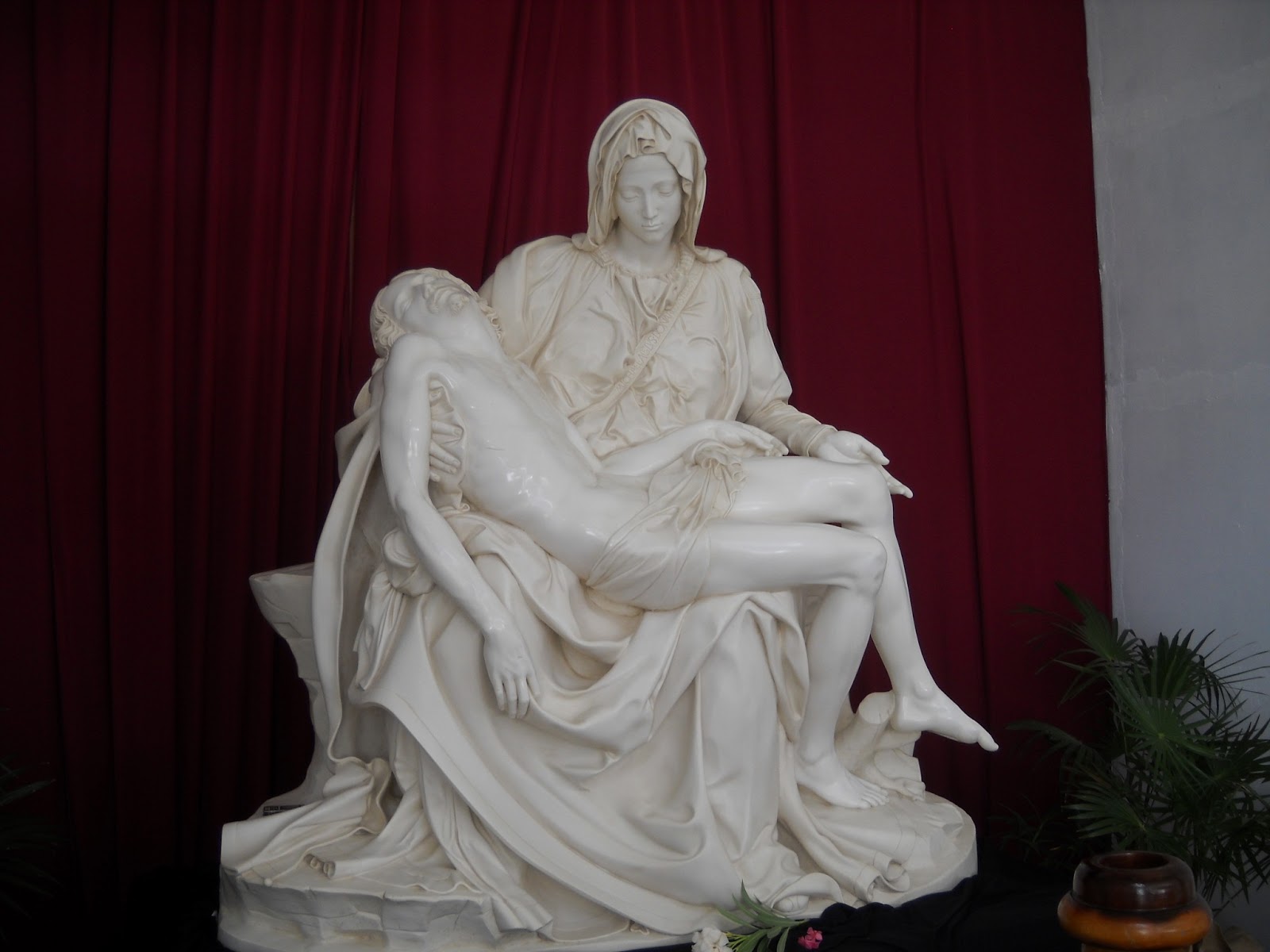 purpura LA ESCULTURA DE LA PIEDAD