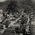 Vista parcial de Vitória por volta de 1950 com as ruas Sete de Setembro e Graciano Neves. À esquerda, a Prefeitura Municipal, demolida nos anos 70.