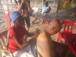 Doyler gets a dinner massage, Vilma films -- Playa near Cartagena