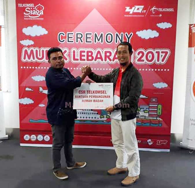 Telkomsel Ambon Mudikan 20 Pelanggan Ambon, Malukupost.com -Dalam rangka menyemarakkan Idul Fitri 1438 Hijriyah tahun 2017 dan sebagai bentuk apresiasi Telkomsel kepada para pelanggan setia, Telkomsel Ambon menghadirkan Program Mudik Gratis Bareng Telkomsel. Melalui program tersebut Telkomsel Ambon mudikan 20 pelanggan. "Program Mudik Gratis Bareng Telkomsel memberikan kesempatan kepada seluruh pelanggan di Kota Ambon yang menggunakan Kartu Halo, Simpati, Kartu As dan Loop," Kata Manager Branch Ambon, Oka Mahendra di Ambon, Selasa (20/6/2017)