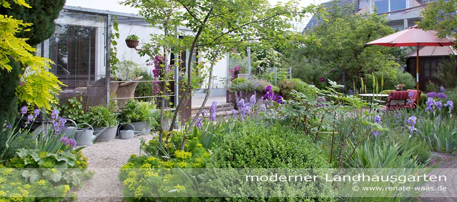 Landhausgarten mit üppigen Blumenbeeten und Rabatten, Kieswege, Pflanzbehälter aus Zink und Obsgehölzen