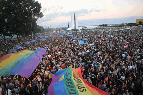 Em defesa do Estado laico e celebrando lei, parada de Brasília reúne 60 mil pessoas Em defesa do Estado laico e celebrando lei, parada de Brasília reúne 60 mil pessoas