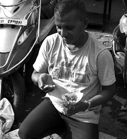 monochrome monday, black and white weekend, black and white, chor bazaar, snack time, street portrait, street photography, mumbai, india, 