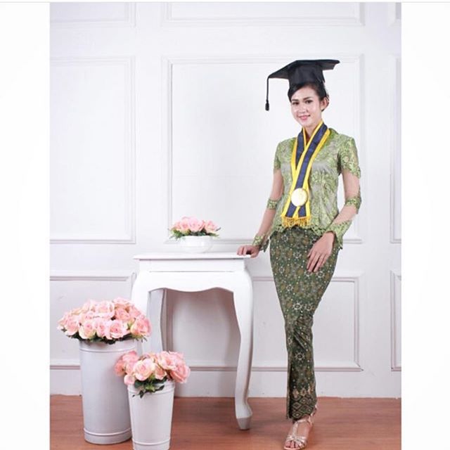  Model  Kebaya Wisuda Batik  Hijau Inspirasi  Kebaya Indonesia