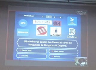 Aquí tenemos al Archimago, en el rinconcito derecho, mientras despliega sus malintencionadas preguntas. concurso de televisión