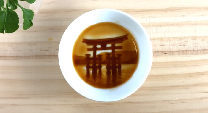 After Pouring Soy Sauce Into These Plates, Beautiful Hidden Paintings Are Revealed After Pouring Soy Sauce Into These Plates, Beautiful Hidden Paintings Are Revealed