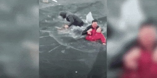 Aksi Heroik Pria Selamatkan Seorang Nenek yang Tenggelam di Sungai Es