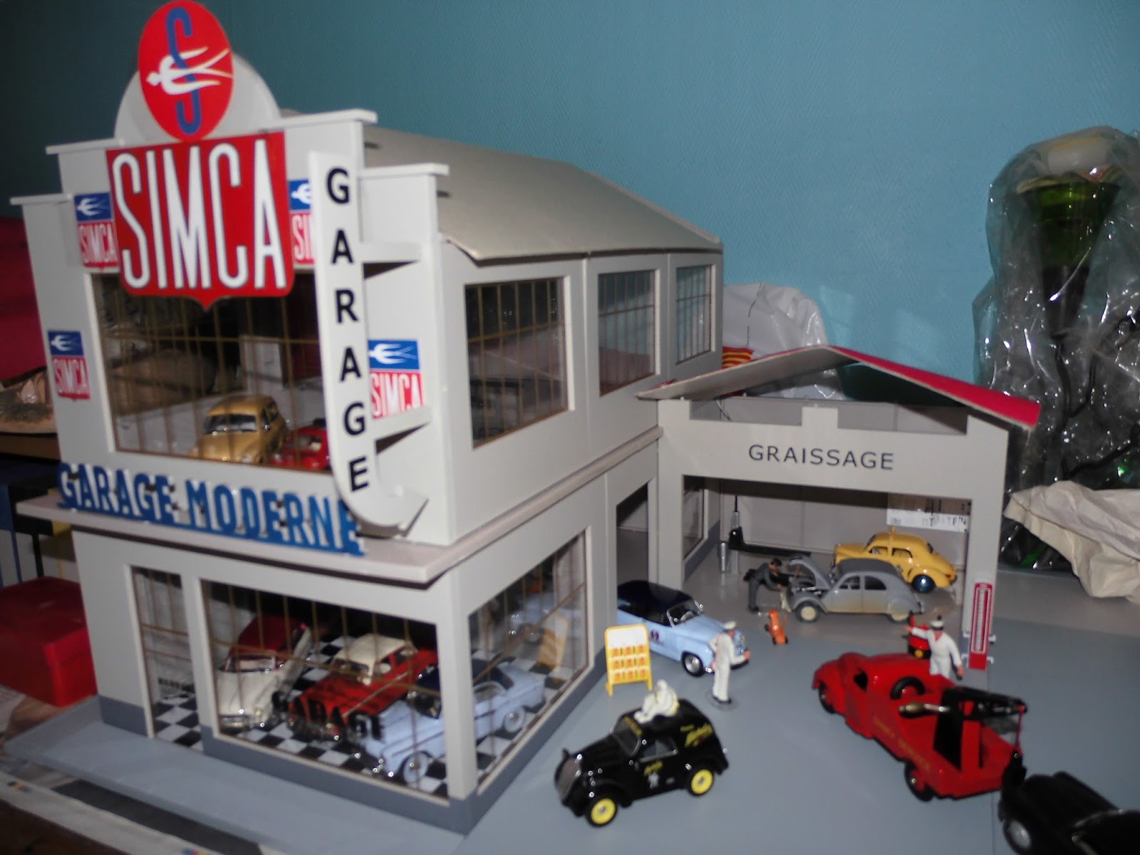 SAI 166 - Garage Peugeot avec atelier et station-service Esso, années 1950