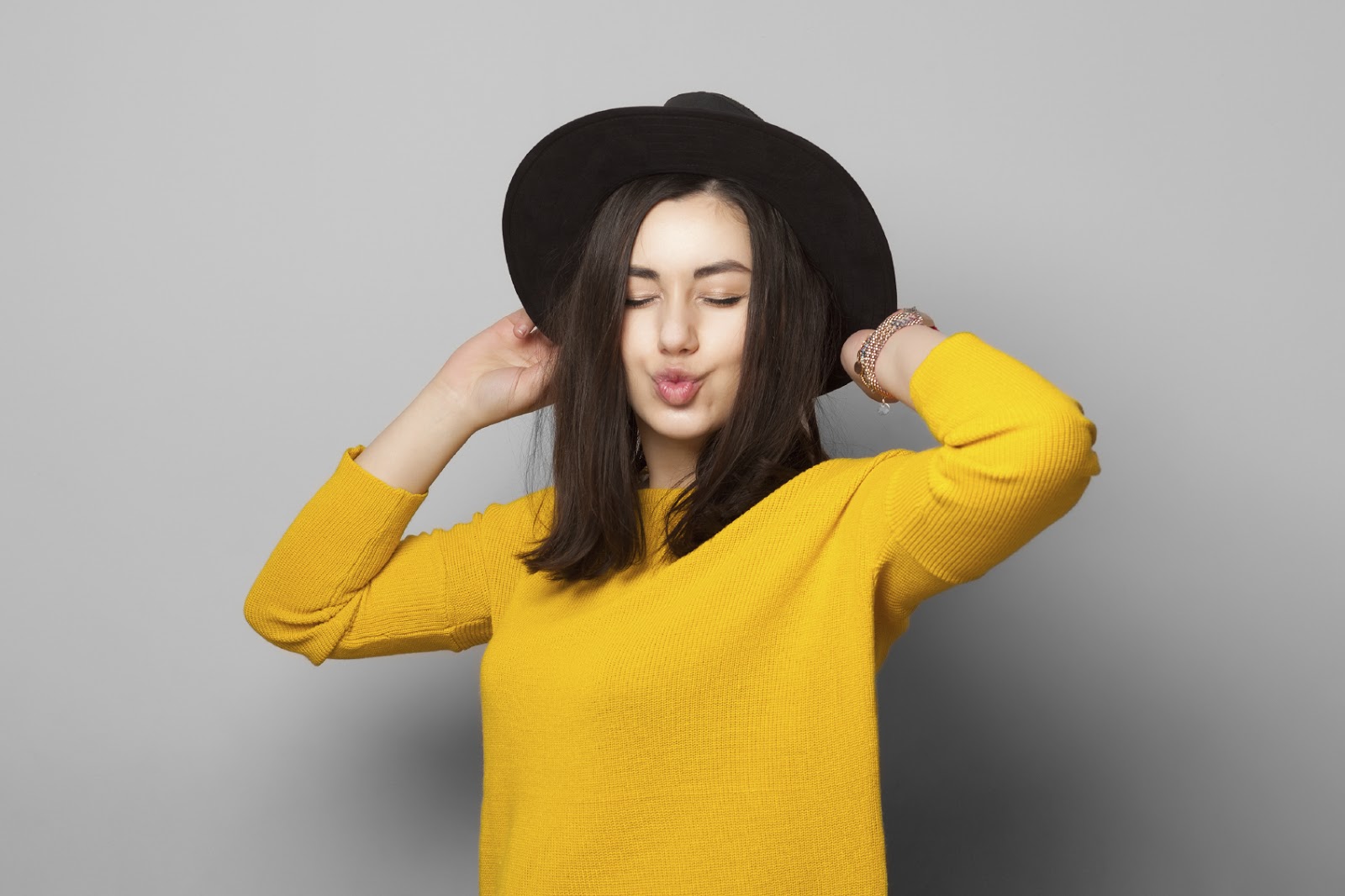 девушка придерживает шляпу от ветра. This is her hat. His her clothes worksheets. Cvc stories. This is her hat.