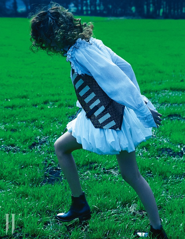W Korea April 2016, Lee Ho Jung 李浩靜 2016 SS Louis Vuitton Monogram Painted Leather Waistcoat Editorials