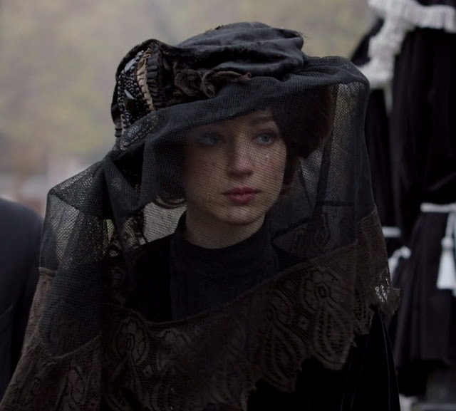 Houdini, minissérie figurino, véu de luto da Bess (Kristen Connolly) Houdini, minissérie figurino, véu de luto da Bess (Kristen Connolly)