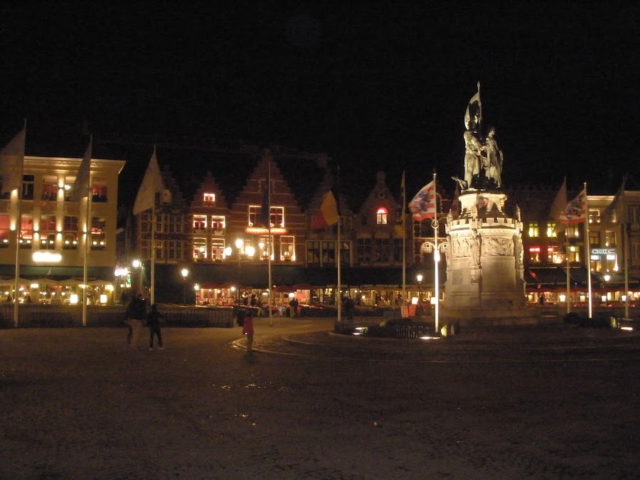 Un lado de la Plaza Mayor, con frontones triangulares muy llamativos.