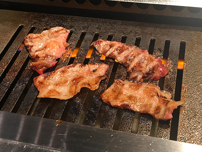 東京メトロ虎ノ門駅から西へ徒歩3・4分ほど霞が関のビル街にある焼肉店『焼肉たまき家』のA5・A4黒毛雌和牛カルビランチ