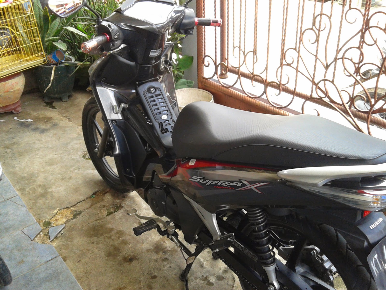 Review Honda Supra X 125 Helm In PGM FI Motor Komuter Bagasi