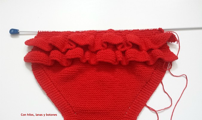 Con hilos, lanas y botones: Braguita de punto con volantes en el culete (patrón gratis)