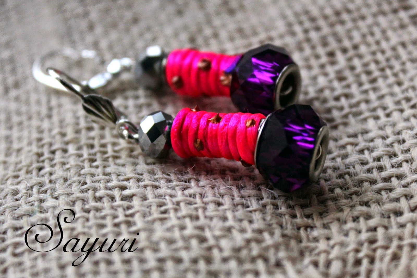 http://www.jewelsofsayuri.com/2015/01/diy-roze-en-paars-earrings.html