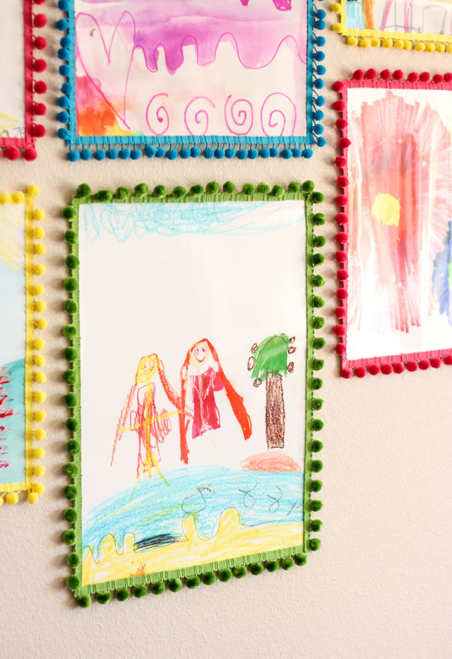 How to make pom-pom trim picture frames How to make pom-pom trim picture frames