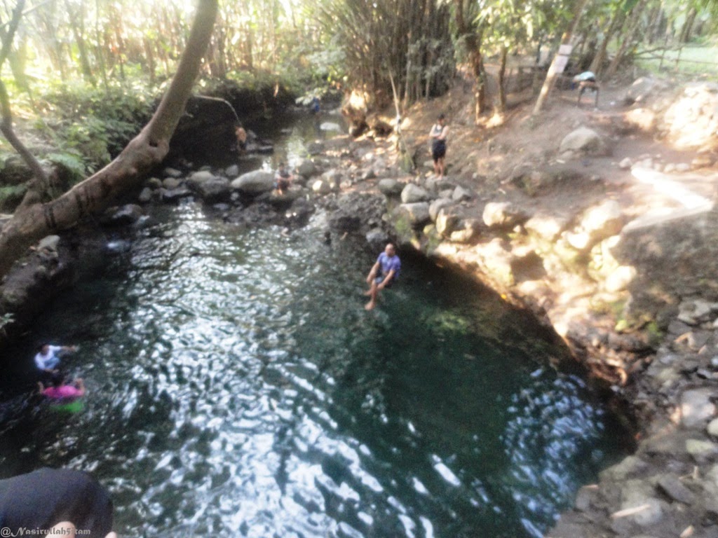 Aksi-aksi jumping para pengunjung pemandian Tirta Budi (Blue Lagoon) Jogja