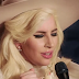 VIDEO: Lady Gaga canta 'Million Reasons' en "Alan Carr: Happy Hour"