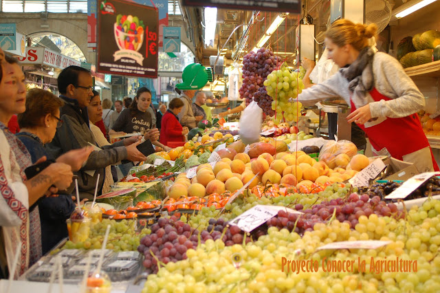 frutería en mercado tradicional