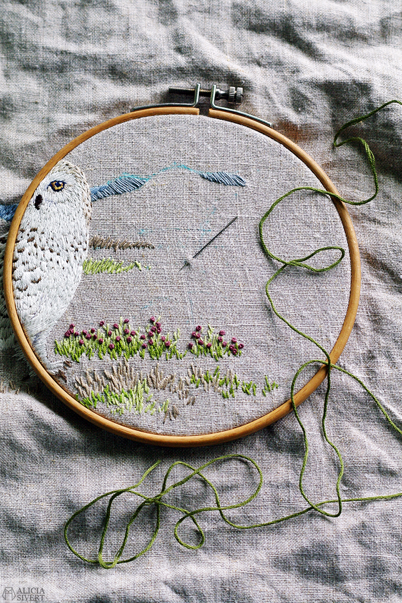 Fjälluggla, broderi av Alicia Sivertsson. / Snowy owl, embroidery by Alicia Sivertsson. aliciasivert alicia sivert sivertsson broderi broderier brodera embroidery needlework hoop art fritt free hand embroidery uggla fjälluggla schattérsöm long and short stitches