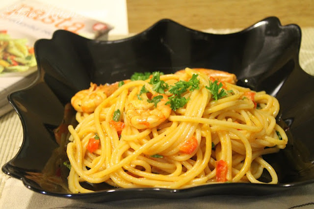Spaghetti With Prawns & Garlic Sauce