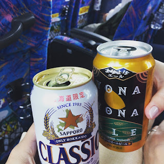 バスの中、缶ビールで乾杯