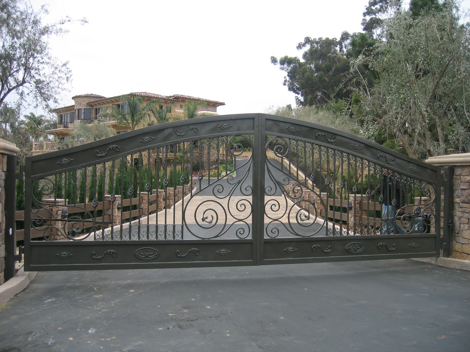 Lomonaco's Iron Concepts & Home Decor Ornamental Driveway Gates