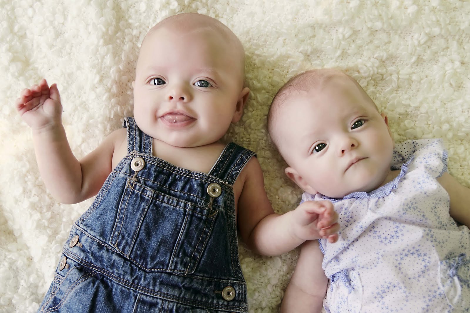 Newborn twins photoshoot. 21 января близнецы. 21 января близнецы. близнецы школьники. синдром пфайффера 2 типа.