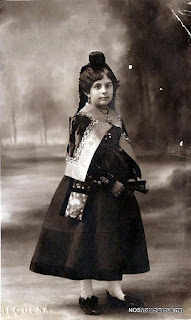 Niña de Candelario Salamanca cun su traje típico