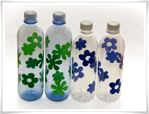 Vattenflaskor med blommor av grön och blå självhäftande plast