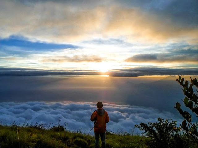 sunrise di gunung sumbing foto sunrise di gunung sumbing