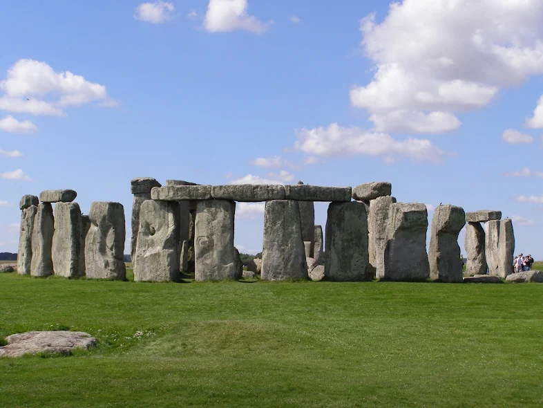 Stonehenge di Wiltshire didirikan kira-kira tahun 2500 SM.