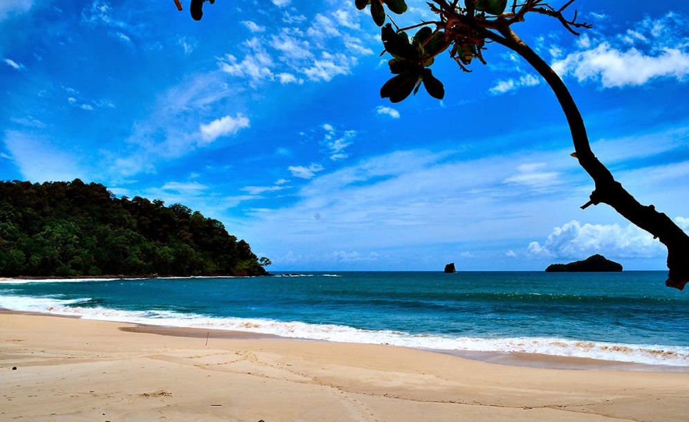 Info Travelling dan Maskapai di Indonesia Wisata Pantai