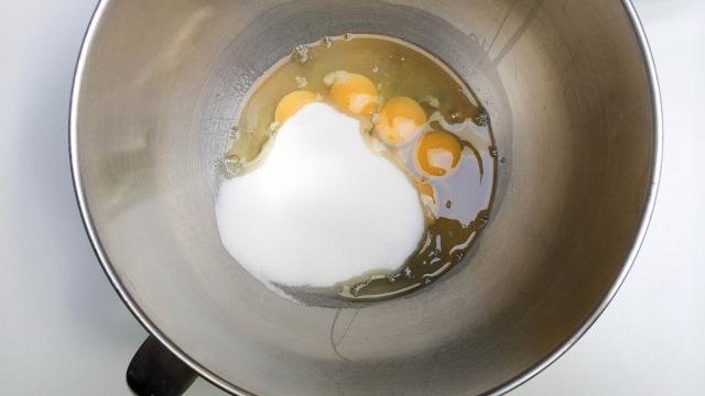 طريقة عمل سويسرول الفراولة (بالصور) فوكاس