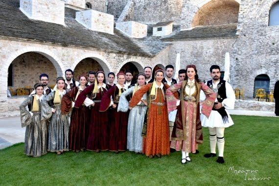 Γιάννενα: Χριστουγεννιάτικα Κάλαντα από το Χορευτικό του Πνευματικού Κέντρου