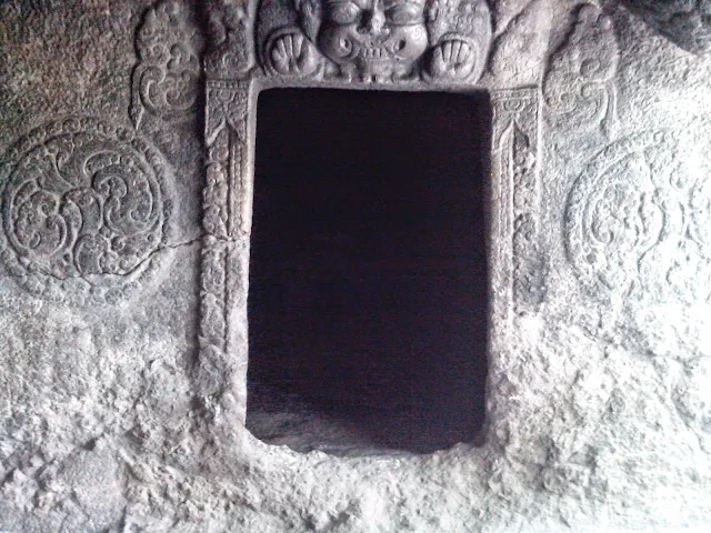 Foto Pintu ruangan Gua Selo Mangleng