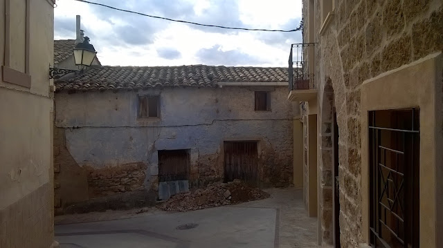 Detrás de la casa está la cova del cárcol Detrás de la casa está la cova del cárcol