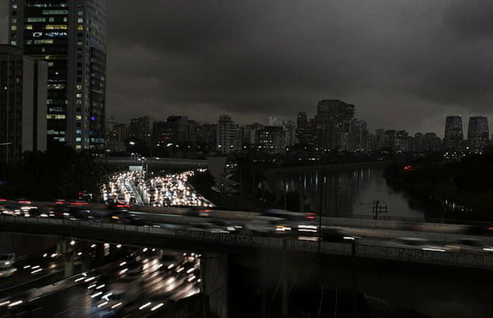 People Share Terrifying Pictures Of Sao Paulo Having Gone Pitch Black During Daytime From Amazon Fires People Share Terrifying Pictures Of Sao Paulo Having Gone Pitch Black During Daytime From Amazon Fires