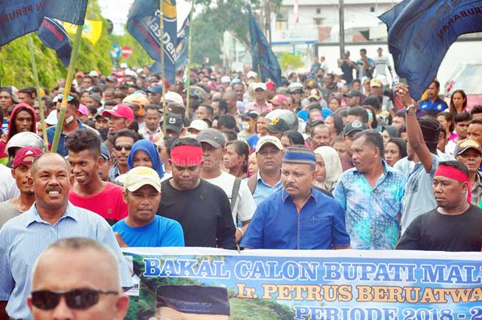 3000-an Warga Antar Petrus Beruatwarin Mendaftar Ke Nasdem Malra Langgur, Malukupost.com - sekitar 3000-an warga masyarakat Kabupaten Maluku Tenggara (Malra) dengan berjalan kaki mengantarkan Ir Petrus Beruatwarin (PB) untuk mengembalikan formulir pendaftaran bakal calon (Balon) bupati kabupaten setempat periode 2018 -2023 di sekretariat Partai Nasional Demokrat (NasDem), Langgur, Kamis (13/7). Ketua Tim PB, Melky Rumte saat dikonfirmasi malukupost.com mengatakan, Petrus Beruatwarin secara resmi telah mendaftarkan dirinya sebagai bakal Calon Bupati ke DPD Partai Nasdem setempat dan sangat mengharapkan untuk menjadi bagian dari partai tersebut pada Pilkada Kabupaten Malra Periode 2018 – 2023 pada nantinya.