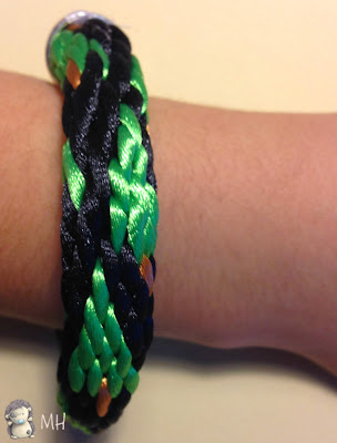 Pulsera kumihimo arbolitos navideños