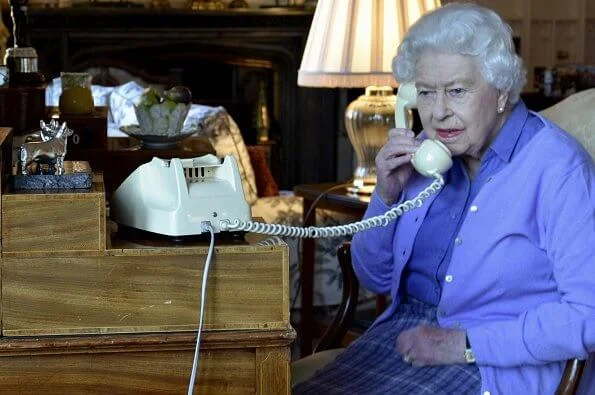 Queen Elizabeth was photographed using an old fashioned telephone at Windsor Castle while talking to Boris Johnson