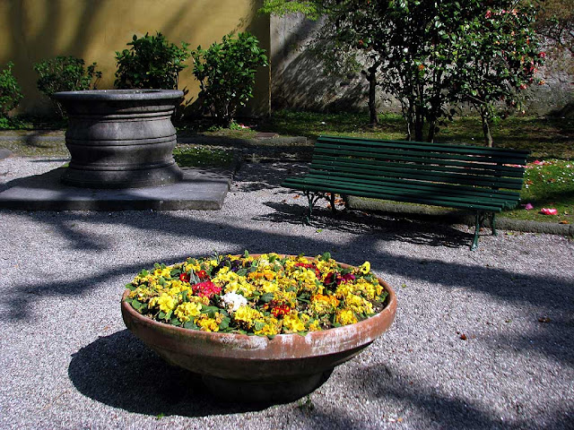 Bench, Lucca