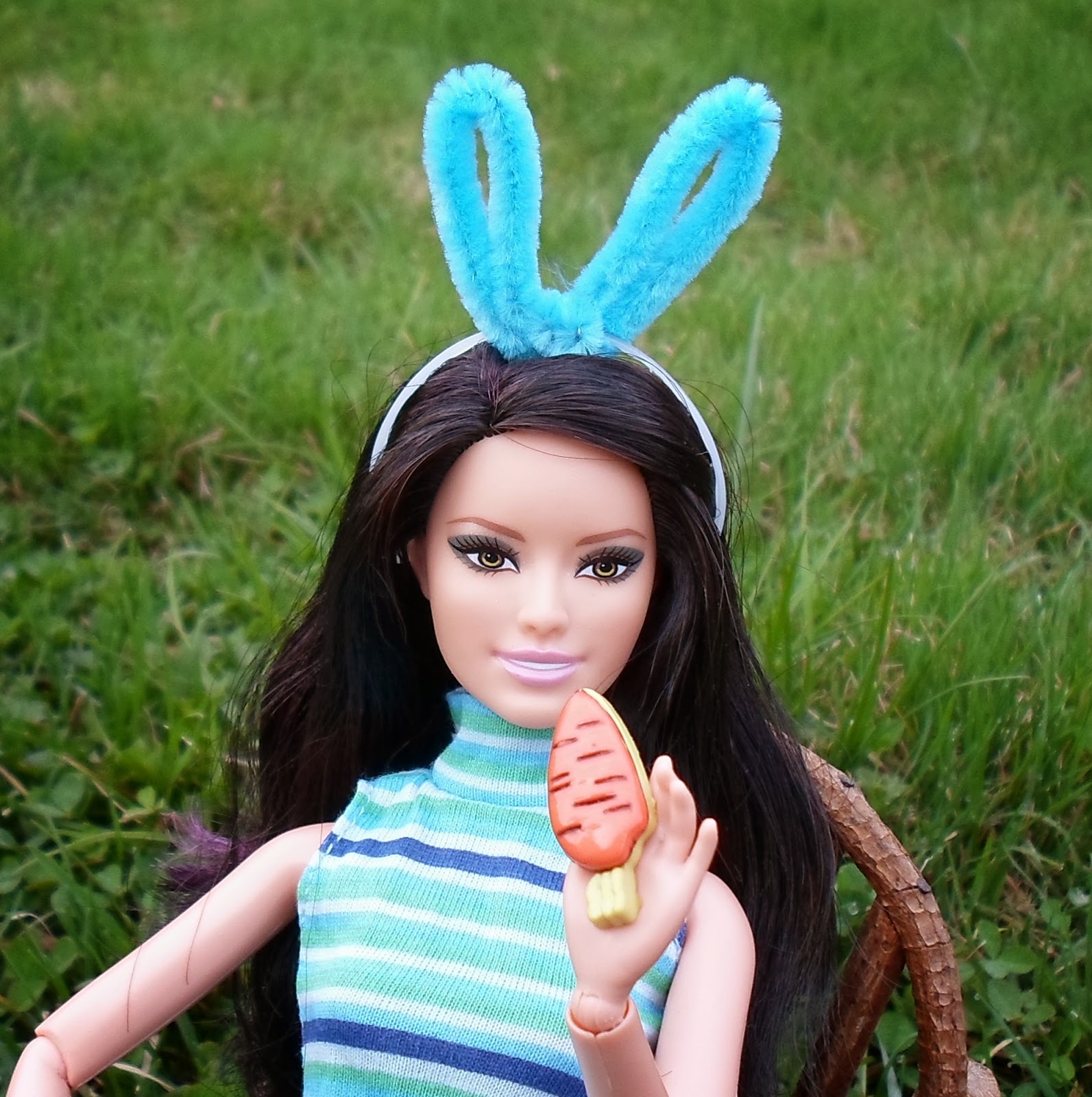 Happier Than A Pig In Mud: Pom Pom and Pipe Cleaner Easter Bunny for