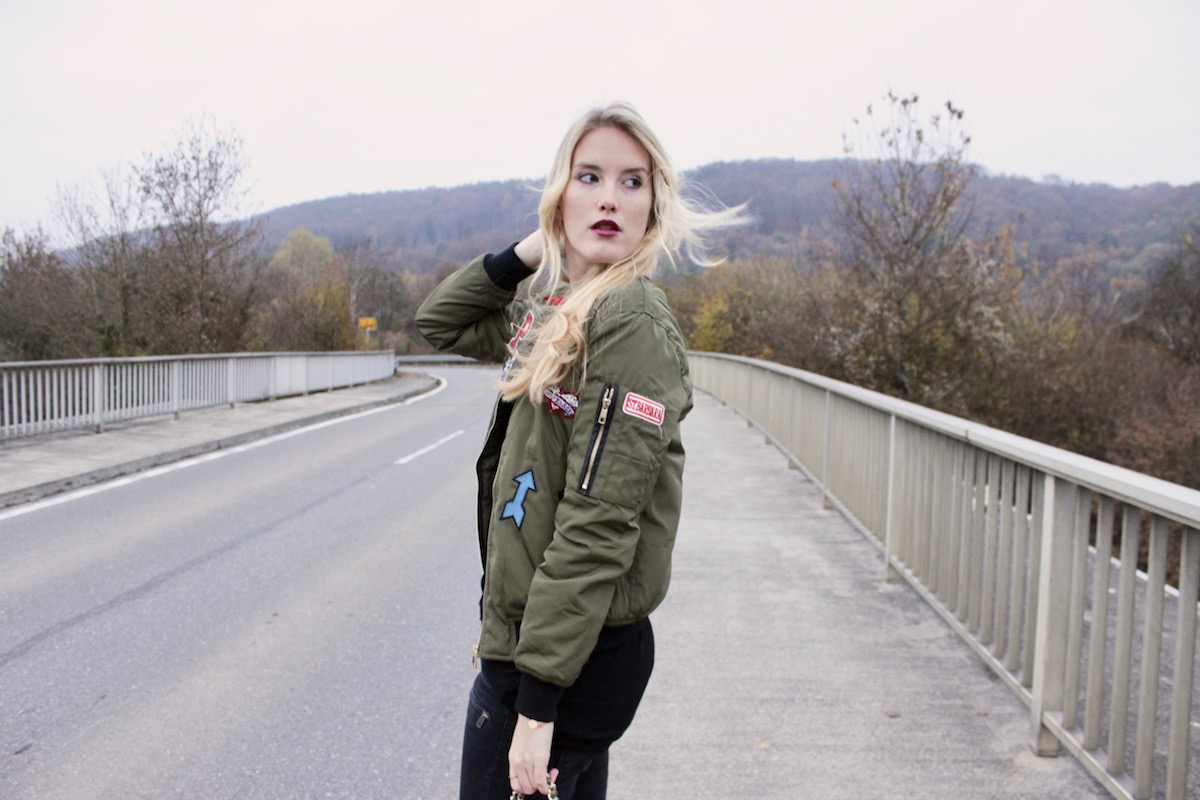 Fashion Outfit Bomberjacke Patches Moschino Quilted khaki Bag all black Fashion Outfit Bomberjacke Patches Moschino Quilted khaki Bag all black