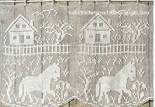 cortina crochet filet con motivo de caballos